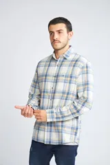 Camisa de viyela a cuadros color ladrillo, azul y blanco, de corte slim fit, manga larga, con bolsillo en el pecho y logo bordado.