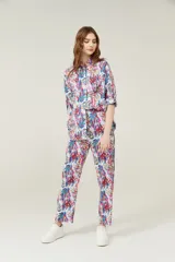 Pantalón de corte recto con estampado multicolor.