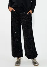 Pantalon de corte recto y holgado, confeccionado en tela cubierta de lentejuelas brillantes en color azul oscuro, con forro interior.