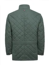 Chaqueta acolchada de algodón orgánico color verde militar, de estilo clásico inglés con diseño de rombos. Presenta cuello alto, cierre frontal con broches metálicos, bolsillos frontales con solapa y bolsillos interiores. Cuenta con relleno de THERMORE fabricado con fibras recicladas.