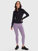 Chaqueta deportiva negra con cierre frontal completo, cuello alto y bolsillos laterales con cierre. Presenta mangas largas con aberturas para los pulgares y logo reflectante en el pecho.
