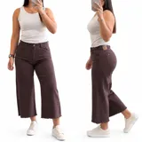Jean culotte negro de corte ancho y tiro alto, con botamangas desmechadas y bolsillos delanteros y traseros.