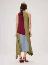 Vestido midi de lino con diseño geométrico en bloques de color negro, marrón y beige, cuello redondo, sin mangas y dobladillo asimétrico en punta.