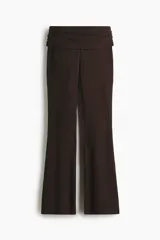 Leggings acampanados de punto acanalado fino en color marrón. Presentan una cintura plegable con laterales fruncidos que generan un efecto drapeado.
