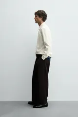 Sudadera polo azul marino de corte regular fit, confeccionada en tejido técnico interlock de algodón con elasticidad. Presenta cuello solapa, cierre frontal de cremallera y manga larga con acabados en rib.