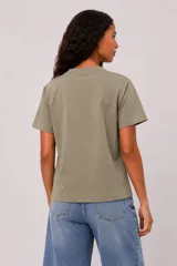 Remera de manga corta color verde militar, con cuello en V y corte holgado.