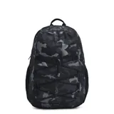 Mochila Under Armour Hustle Sport con tecnología Storm resistente al agua. Presenta un diseño estampado de camuflaje en tonos negros y grises, con un sistema de cordón elástico frontal ajustable y el logo de la marca integrado en el diseño.