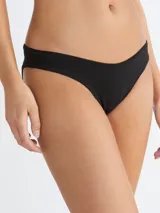 Bombacha clásica negra de algodón elástico, con talle medio y parte delantera en forma de V.