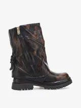 Bota corta de cuero bovino con efecto desgastado en tonos negro y gris. Presenta un diseño robusto con caña arrugada y una cremallera diagonal decorativa con tirador dorado. La suela es gruesa y dentada.