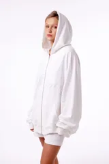 Hoodie blanco de rústico con cierre desmontable, estampa serigráfica Blkmba en el frente y bolsillos laterales.