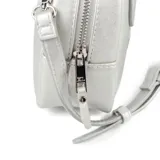 Cartera mini de símil cuero color plateado, estilo clásico, con doble asa fija y correa regulable extraíble. Cuenta con cierre superior y placa con el logo de la marca en el frente.