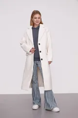 Tapado largo color marfil de poliéster con solapas, cierre con botones y corte holgado.