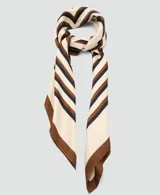 Pañuelo de seda con diseño de rayas horizontales en tonos crema, marrón y negro.