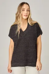Remeron de tejido de punto con destellos de lurex, color negro, con cuello en V y mangas cortas.