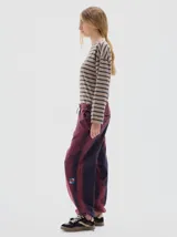 Jean parachute de denim liviano, color bordó con efecto lavado, silueta amplia y cintura y bajo ajustables.