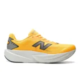 Championes de running New Balance FuelCell Rebel v4, color amarillo con entresuela blanca y detalles en negro. Cuentan con capellada de malla técnica transpirable y tecnología FuelCell en la suela.