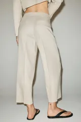 Pantalón culotte negro de tiro alto confeccionado en mezcla con lino. Cuenta con bolsillos delanteros y cierre frontal con botón.