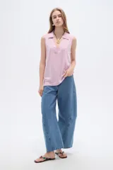 Musculosa de algodón color rosado, con cuello en V y cuello polo, sin mangas y diseño holgado.
