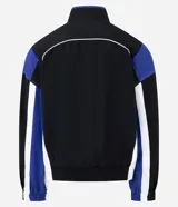 Campera deportiva de poliamida con diseño de bloques de color en negro, blanco y violeta. Presenta cuello alto, cierre frontal con cremallera, puños y ruedo elásticos, y forro interior de poliéster.
