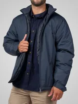 Campera azul marino de nylon con cuello alto y cierre frontal con cremallera. Tiene un pequeño logo bordado en el pecho.