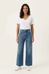 Jean estilo palazzo cropped de tiro alto, color azul, con diseño de perneras anchas y terminación desmechada en el bajo.