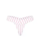 Tanga de tiro bajo confeccionada con encaje suave y elástico, con diseño a rayas en tonos rosado y blanco, y bordes festoneados.