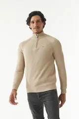 Sweater gris de punto con cuello alto y medio cierre con cremallera.
