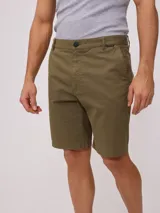 Bermuda color verde oliva, de corte recto y largo a la rodilla. Confeccionada en tejido de algodón y elastano.