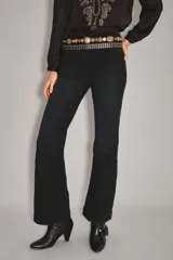 Pantalón de jean color negro, de corte recto y tiro alto, con acabado liso y costuras al tono.