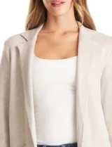 Cardigan tejido color beige, marca Elie Tahari, con cuello con solapa, bolsillos delanteros aplicados y ruedo de manga con dobladillo.