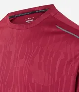Remera deportiva de hombre con tecnología Dry, cuello redondo y mangas cortas. Presenta un diseño con estampa sutil tipo heat print y detalles de líneas en los hombros.