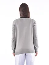 Saco tipo cárdigan negro con botones dorados, escote en V y mangas largas.