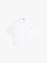 Camisa de manga corta Tommy Hilfiger confeccionada en puro lino blanco, con corte amplio, cuello inglés, hombros ligeramente caídos y un bolsillo de parche en el pecho con el logo bordado.