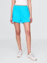 Short deportivo de corte recto y cintura elástica, color azul brillante, con detalle de logo estampado en la parte inferior de la pierna.