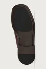 Zueco de piel color marrón oscuro, con diseño liso, horma cuadrada y suela con ligero tacón.