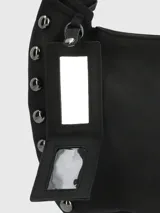 Cartera tipo hobo de la marca Hush Puppies, color negro, con diseño de asa única integrada y detalle de tachas metálicas plateadas en los laterales y la base. Incluye un tag colgante con el logo de la marca.