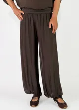 Pantalon de viscosa color marrón, de corte amplio y fluido con botamanga fruncida y cintura elástica ancha.