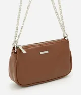 Cartera tipo baguette pequeña Satinato, confeccionada en PU color marfil, de formato alargado y estructura maleable. Cuenta con cierre superior de cremallera, placa frontal aplicada con el logo de la marca y asa de cadena doble metálica en tono plateado que permite llevarla al hombro o cruzada.