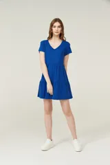 Vestido corto de algodón color azul, con cuello en V, mangas cortas y diseño holgado con falda de volados.