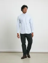 Pantalón cargo de algodón sarga con elastano, color verde militar. Presenta bolsillos laterales con fuelle, bolsillos traseros con tapa y botón, y costuras reforzadas en las rodillas.