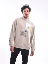 Buzo con capucha (canguro) color verde militar, con bolsillo canguro frontal y estampado gráfico en el pecho.