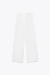 Pantalón palazzo de lino color rosado, con cintura elástica ajustable con cordón y bolsillos laterales ocultos.