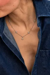 Collar de acero con circonias y dijes en forma de estrella de cuatro puntas y circonias engastadas.