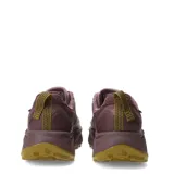 Championes de trail running New Balance Fresh Foam X Hierro, color rosado con logo 'N' en amarillo mostaza y suela dentada de goma.