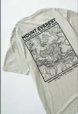 Remera beige de algodón de corte oversize con estampado en la espalda de un mapa topográfico del Monte Everest.