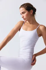 Top deportivo cropped color lila de corte ajustado, con breteles finos ajustables, escote redondo y soutien integrado con relleno extraíble. Confeccionado en tejido funcional con tecnología SoftMove y DryMove.