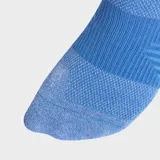 Medias deportivas Adidas de corte medio, diseñadas con tecnología Climacool para una mayor ventilación y evacuación del sudor. Presentan un diseño ergonómico con refuerzo en el arco y logo de la marca en la parte superior.