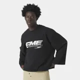 Camiseta negra de manga larga con corte "boxy fit" y estampado frontal blanco con el texto "EME" en grande y un texto más pequeño debajo.