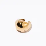 Anillo dorado con forma irregular y superficie brillante.
