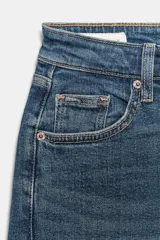 Jeans de tiro alto con diseño cropped flare, confeccionados en denim azul con acabado desgastado. Presentan cinco bolsillos, cierre frontal con cremallera y botón metálico, y bajo con terminación sin costuras.